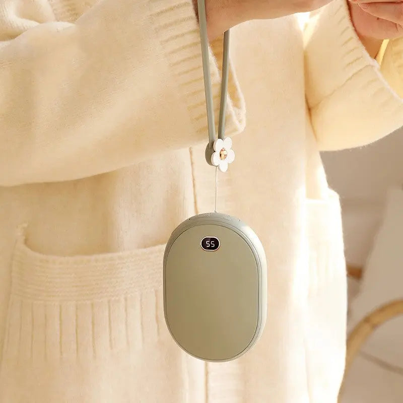 Batterie externe ultra compacte de couleur grise portée au poignet avec un bracelet fleur