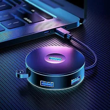 Hub USB pour ordinateur portable rond avec plusieurs ports USB bleu connectés à un ordinateur portable