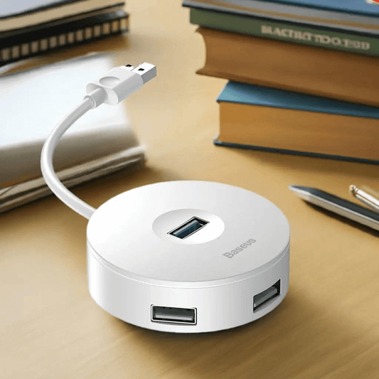Hub USB pour ordinateur portable blanc rond avec plusieurs ports USB posé sur un bureau en bois