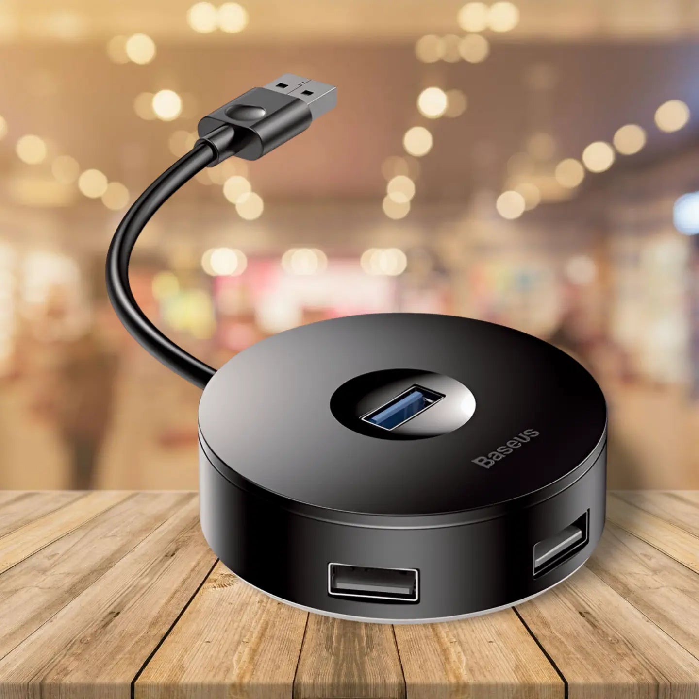 Hub USB pour ordinateur portable noir rond avec plusieurs ports USB sur une table en bois