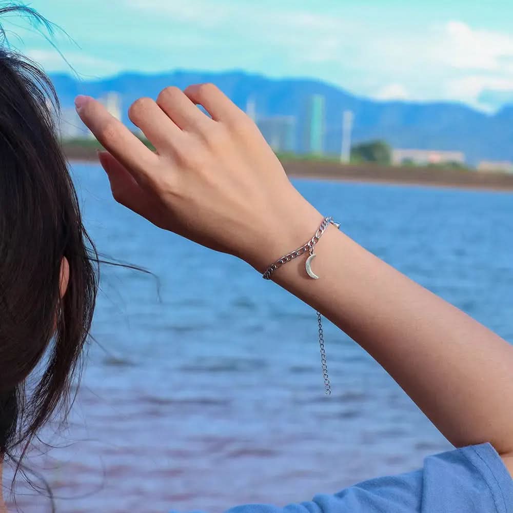 Lot de 2 bracelets magnétiques en acier inoxydable avec breloque soleil et lune Les Visionnaires