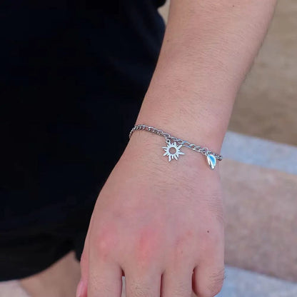 Lot de 2 bracelets magnétiques en acier inoxydable avec breloque soleil et lune Les Visionnaires
