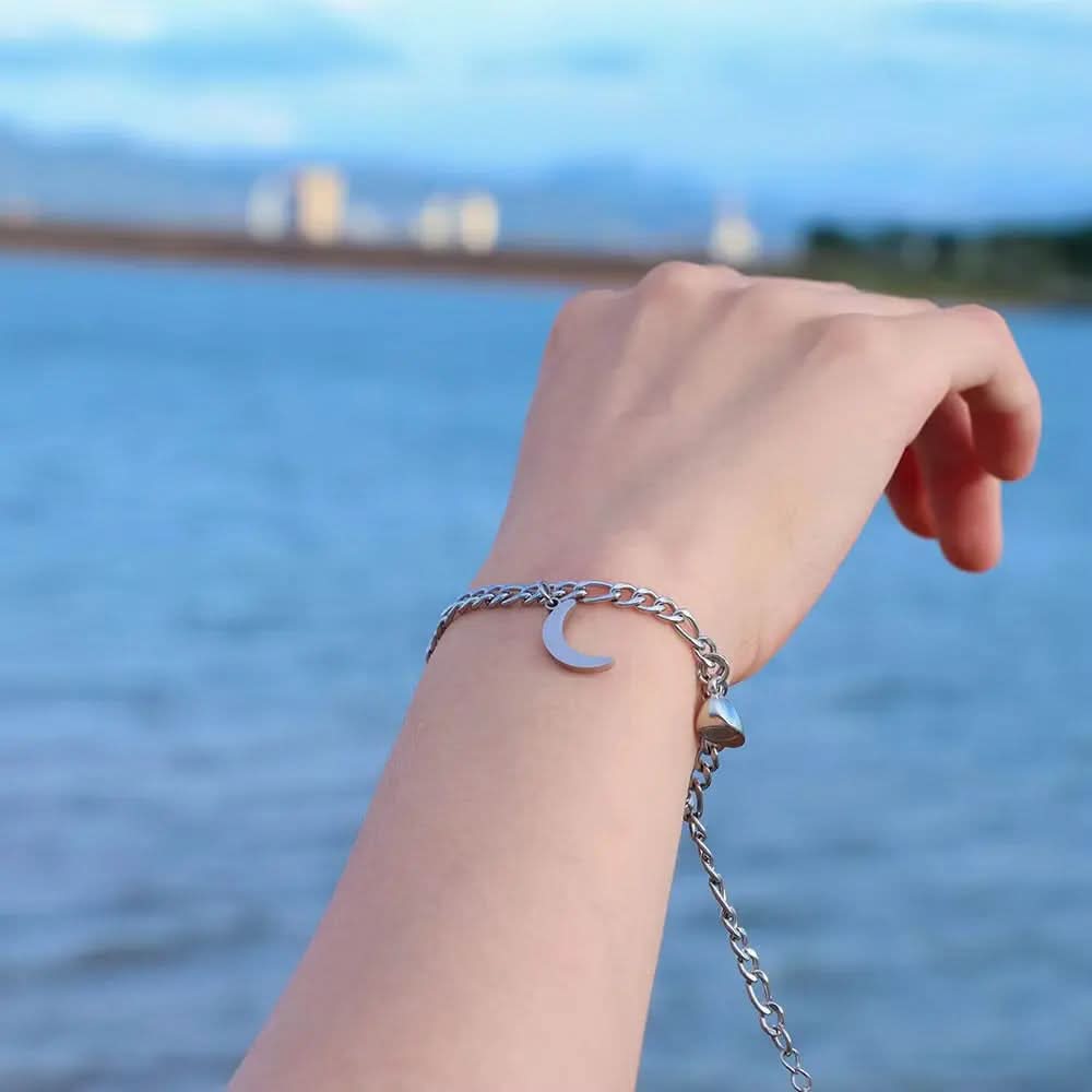 Lot de 2 bracelets magnétiques en acier inoxydable avec breloque soleil et lune Les Visionnaires