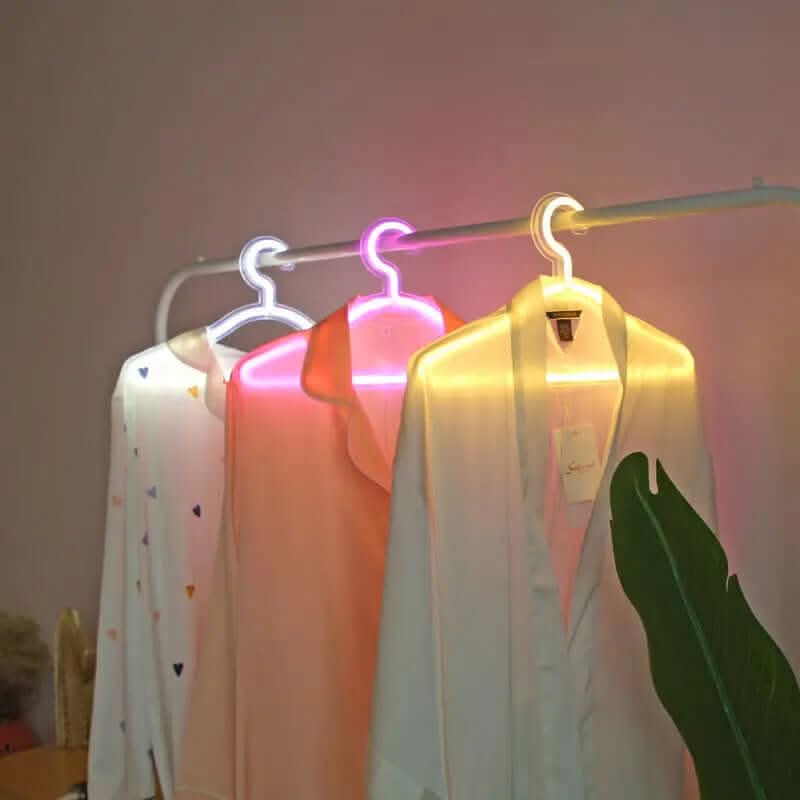 support de vêtements avec enseigne LED Les Visionnaires