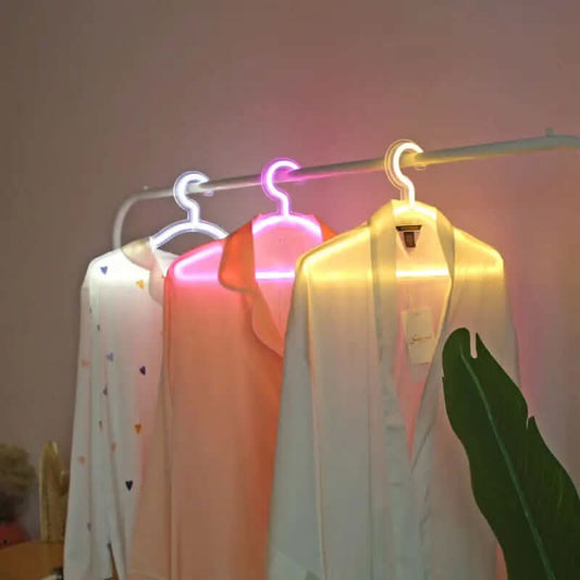 support de vêtements avec enseigne LED Les Visionnaires