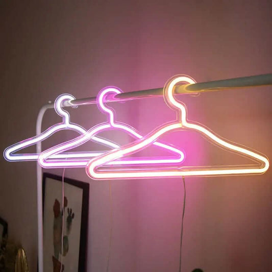 support de vêtements avec enseigne LED Les Visionnaires