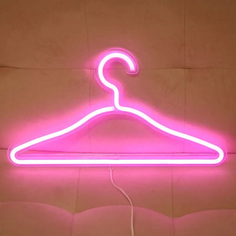 support de vêtements avec enseigne LED Les Visionnaires
