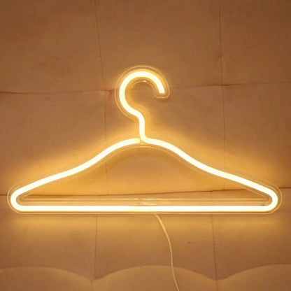 support de vêtements avec enseigne LED Les Visionnaires