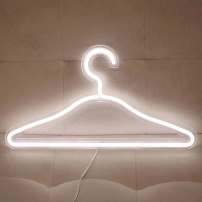support de vêtements avec enseigne LED Les Visionnaires