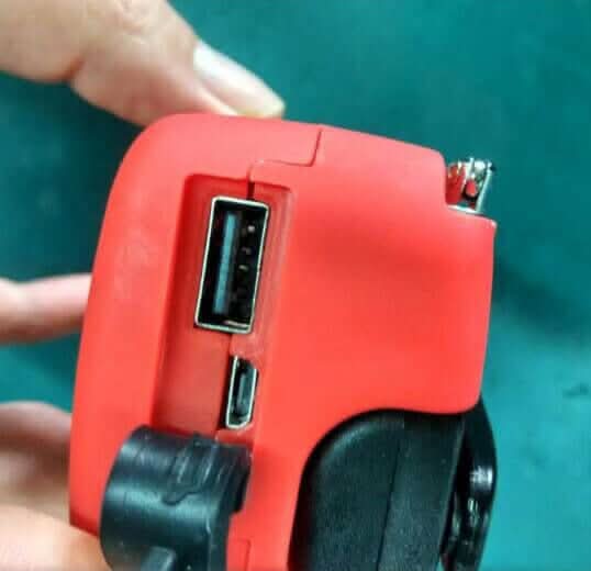 Lampe de poche radio solaire à manivelle avec chargement USB Les Visionnaires