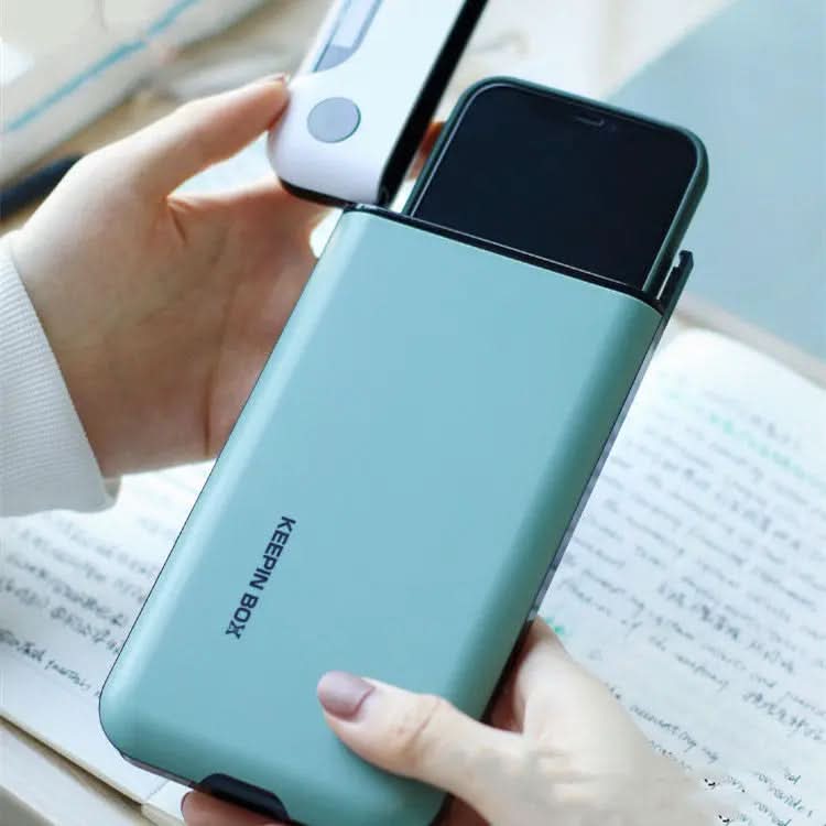 Coffret verrouillage téléphone minuterie Keepin Box bleu avec couvercle ouvert tenu par deux mains