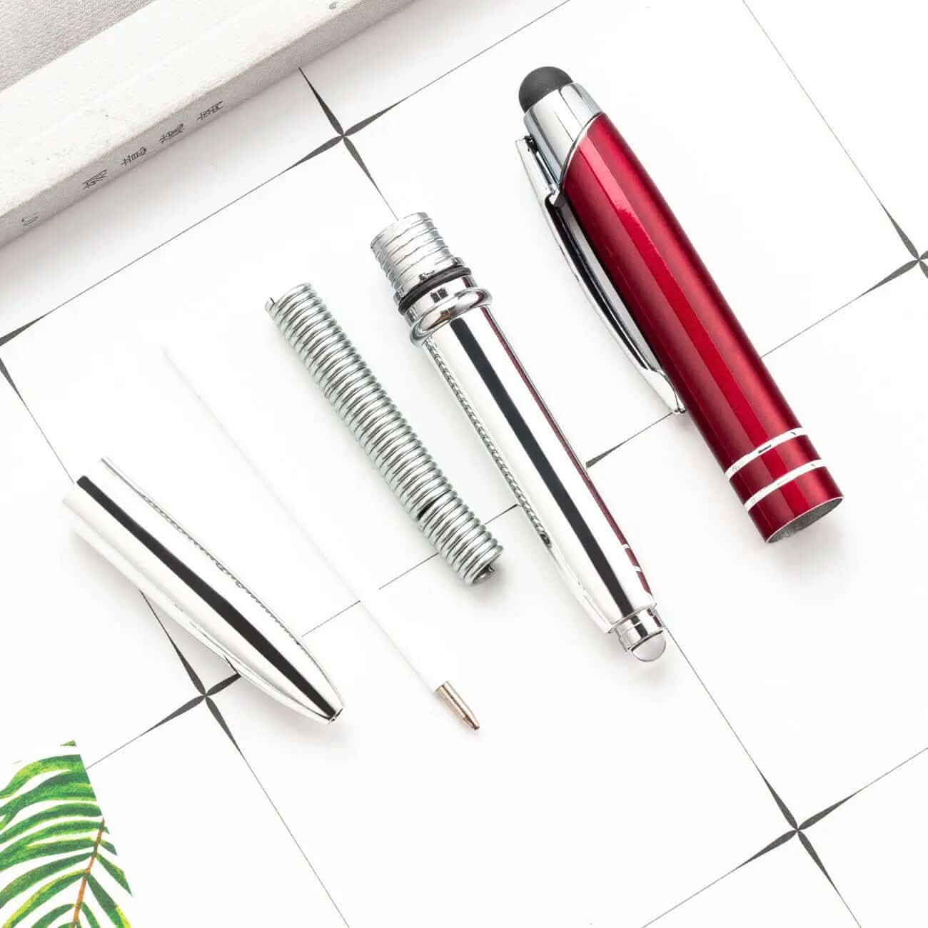 Stylo multifonction en métal avec stylet capacitif, lumière LED et pointe à bille ️ Les Visionnaires
