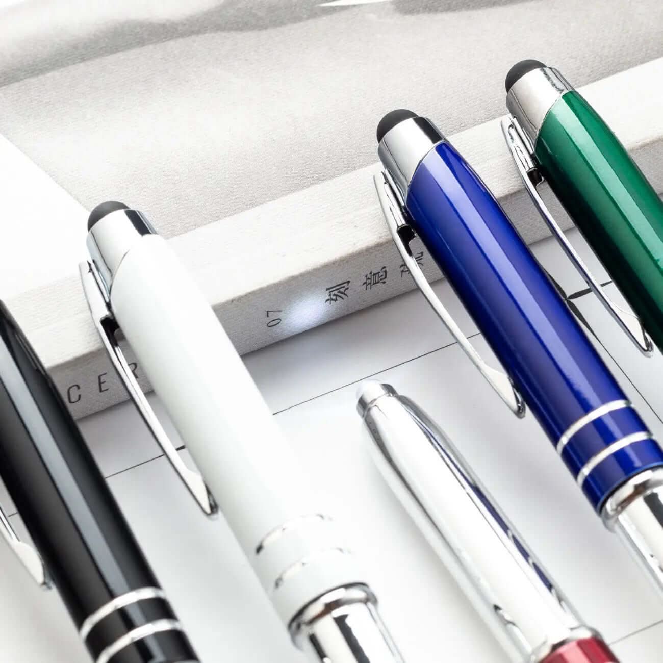 Stylo multifonction en métal avec stylet capacitif, lumière LED et pointe à bille ️ Les Visionnaires