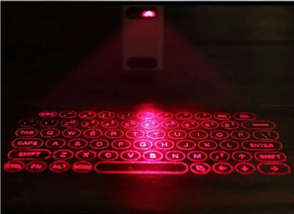 Clavier laser virtuel rouge projeté sur une surface sombre par un appareil compact