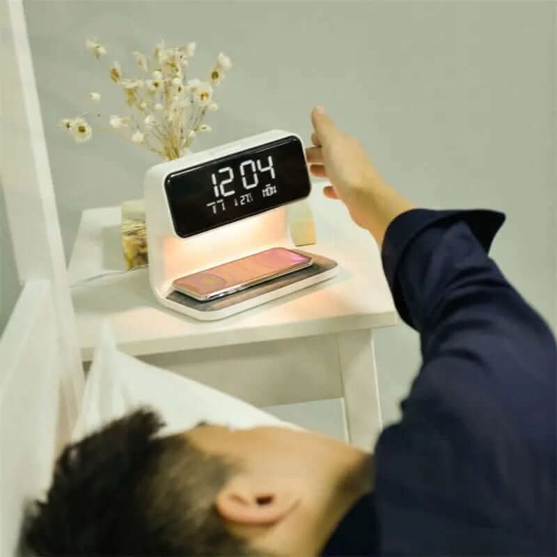 lampe de chevet 3-en-1 avec chargeur sans fil et réveil LCD Les Visionnaires