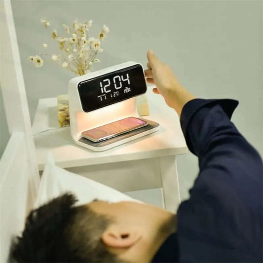 lampe de chevet 3-en-1 avec chargeur sans fil et réveil LCD Les Visionnaires