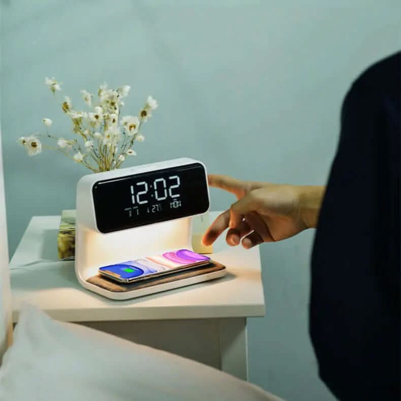 lampe de chevet 3-en-1 avec chargeur sans fil et réveil LCD Les Visionnaires