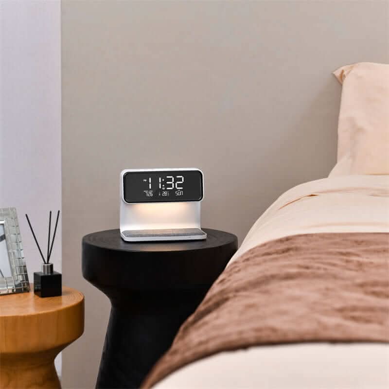 lampe de chevet 3-en-1 avec chargeur sans fil et réveil LCD - XLL-Gadgets