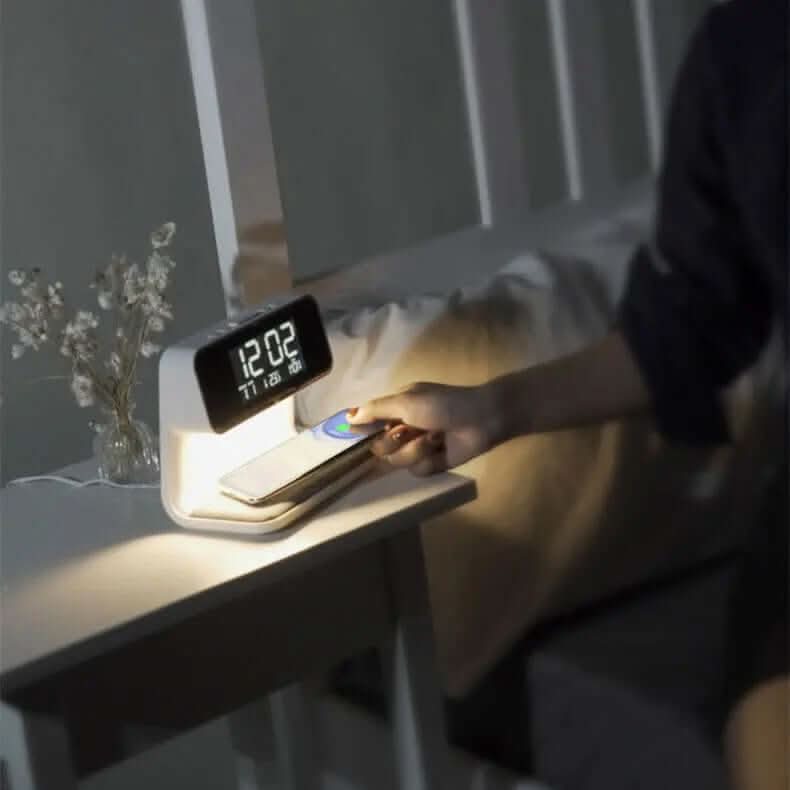 lampe de chevet 3-en-1 avec chargeur sans fil et réveil LCD Les Visionnaires